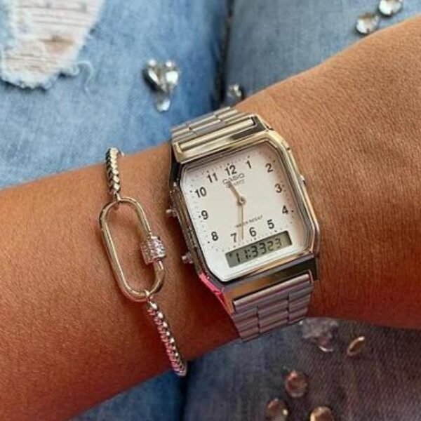 Casio Collection Unisex Retro Armbanduhr mit Edelstahlarmband und LED Licht begeistert Fans